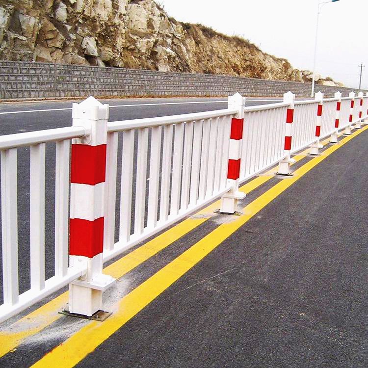 供應高速道路交通安全隔離防撞護欄廠家批發市政交通設施道路護欄