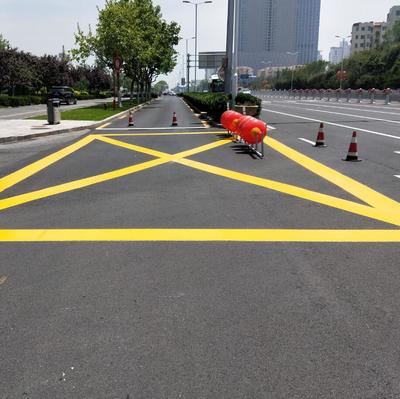 道路劃線(xiàn)隊(duì)伍與熱熔標(biāo)線(xiàn)涂料的生產(chǎn)施工 打造高效安全的道路設(shè)施