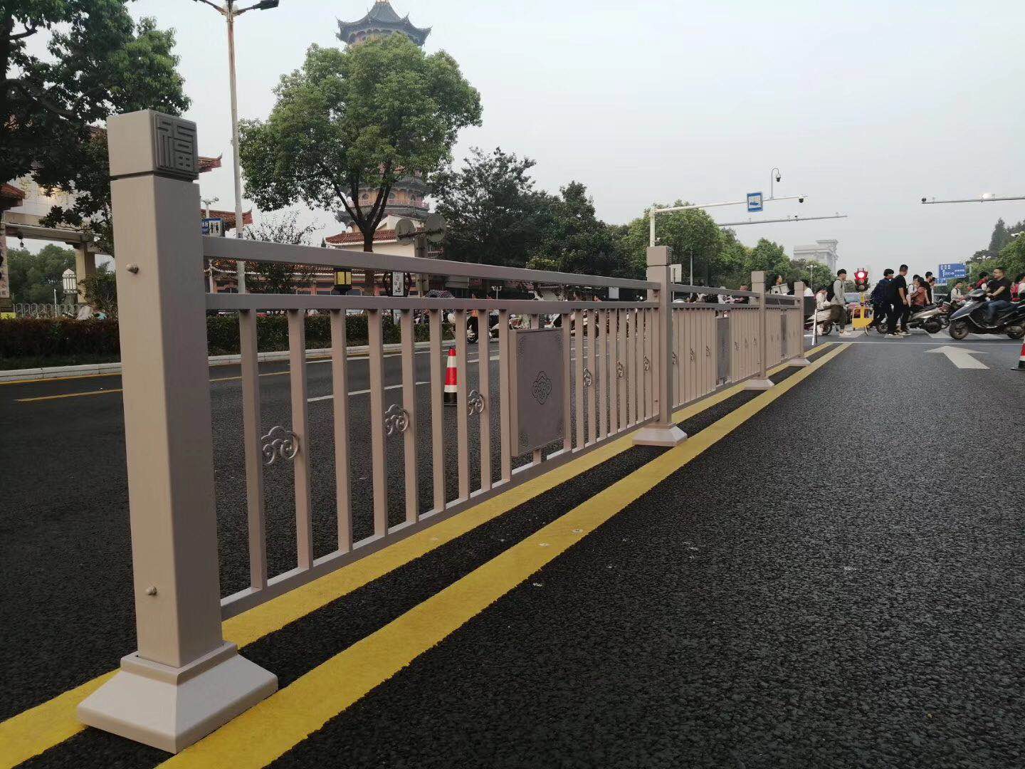 海南道路中心隔離護(hù)欄 提升交通安全的市政設(shè)施